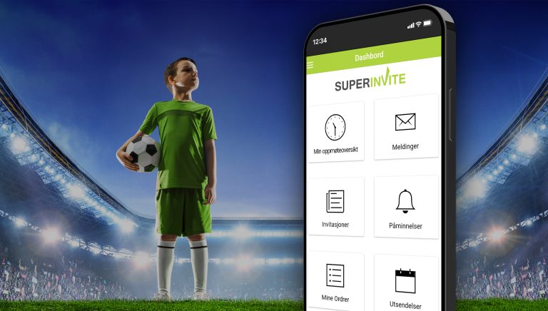 Pojke som står på en stadion och tittar upp bredvid en stor smartphone med SuperInvite ny app på skärmen