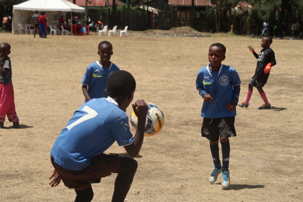 Niños jugando al fútbol en Kenia