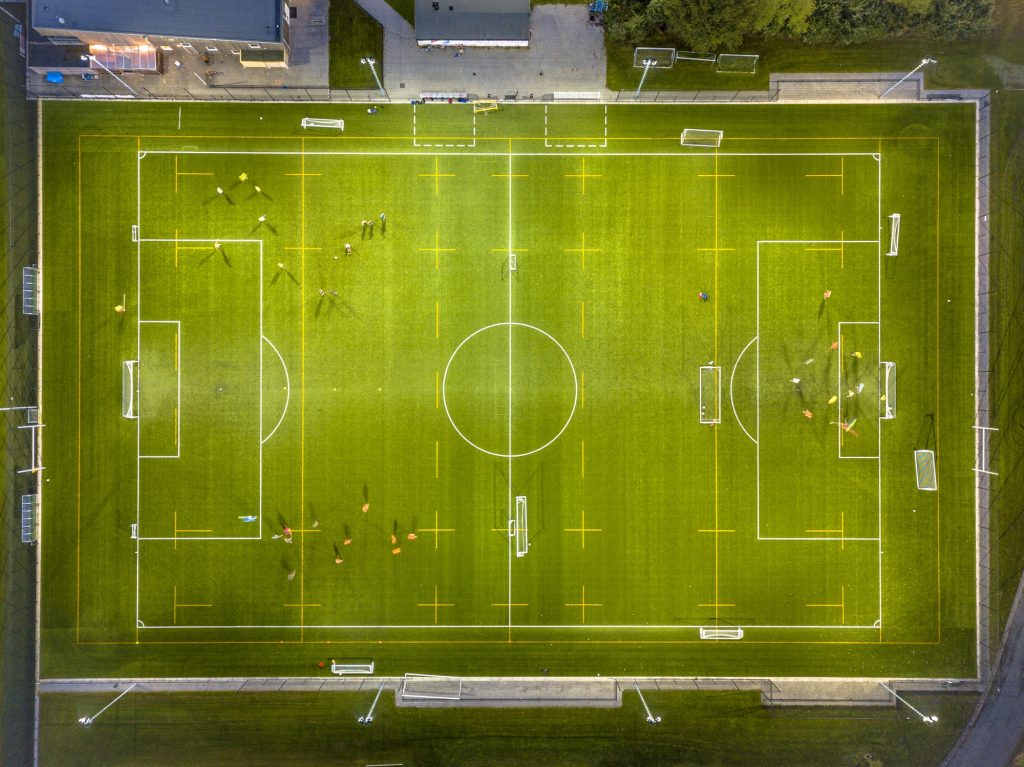 Vista aérea del campo de fútbol por la noche